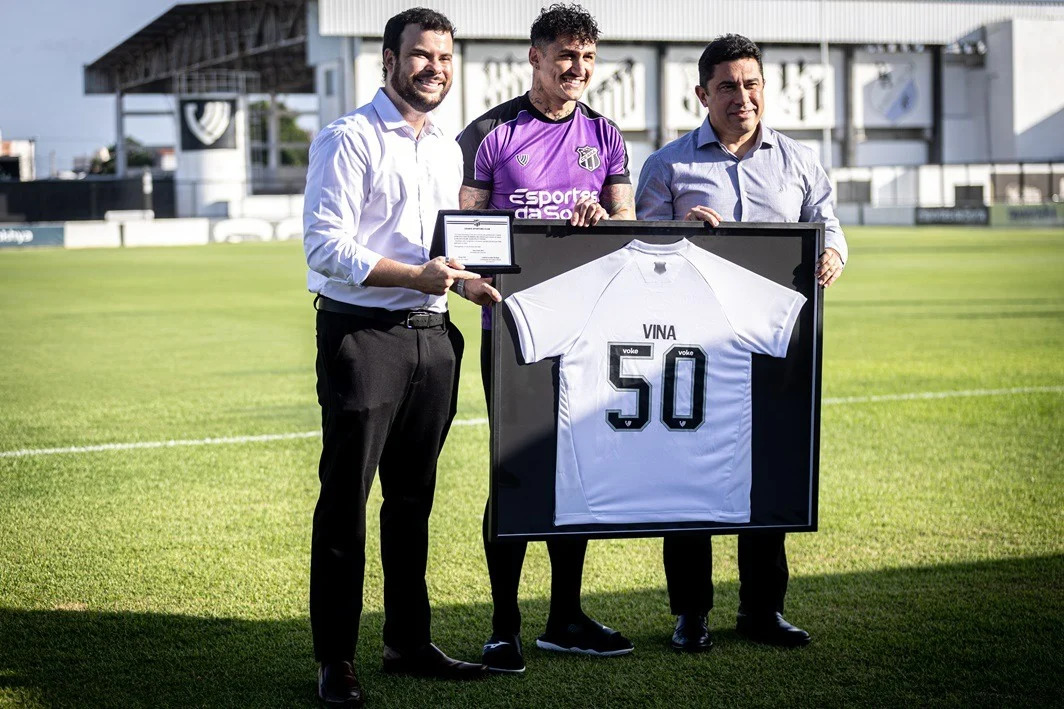 Ceará homenageia Vina por marca de 50 gols com a camisa alvinegra