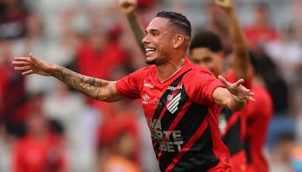 Fortaleza demonstra interesse no atacante Luiz Fernando, do Athletico-PR