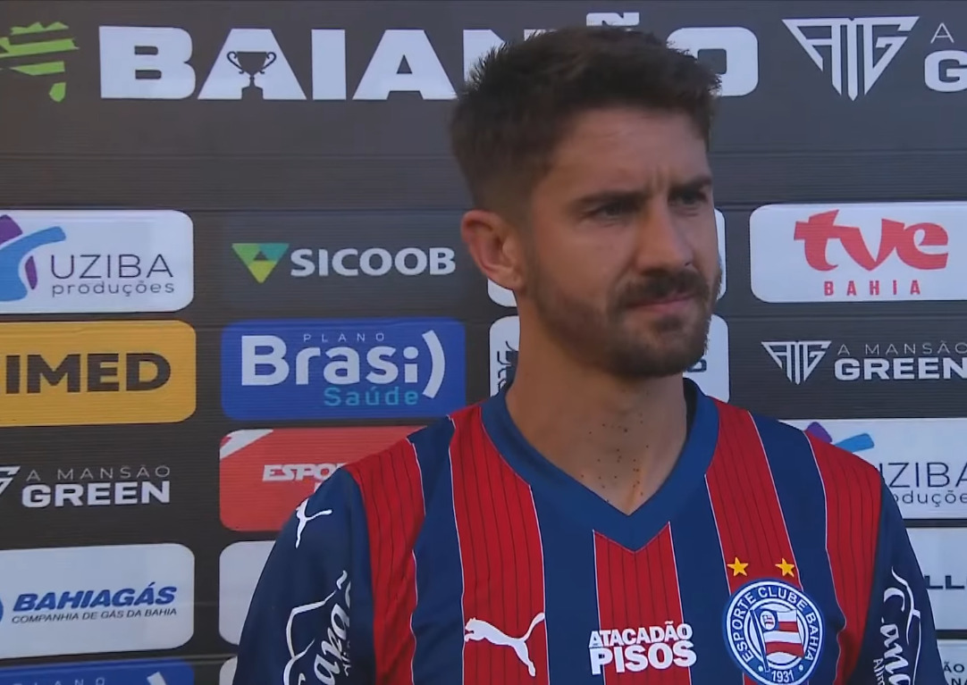 Everaldo reestreia pelo Bahia com gol e reclama do gramado do estádio Adauto Moraes: “Difícil jogar aqui”