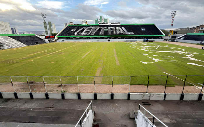 Central troca gramado do Lacerdão após 14 anos e agora mira LED; veja detalhes