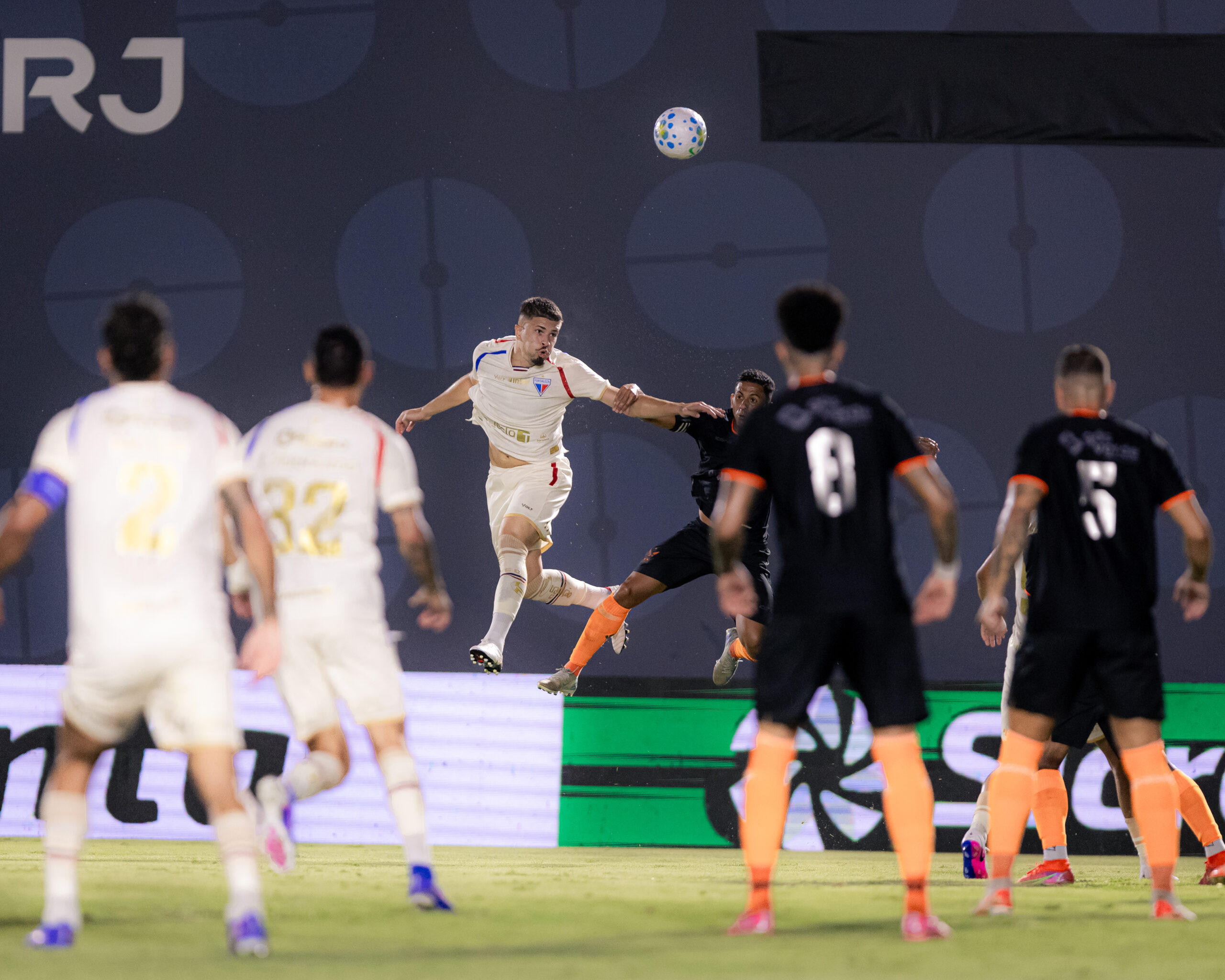 Lucas Gazal em ação pelo Fortaleza contra o Nova Iguaçu