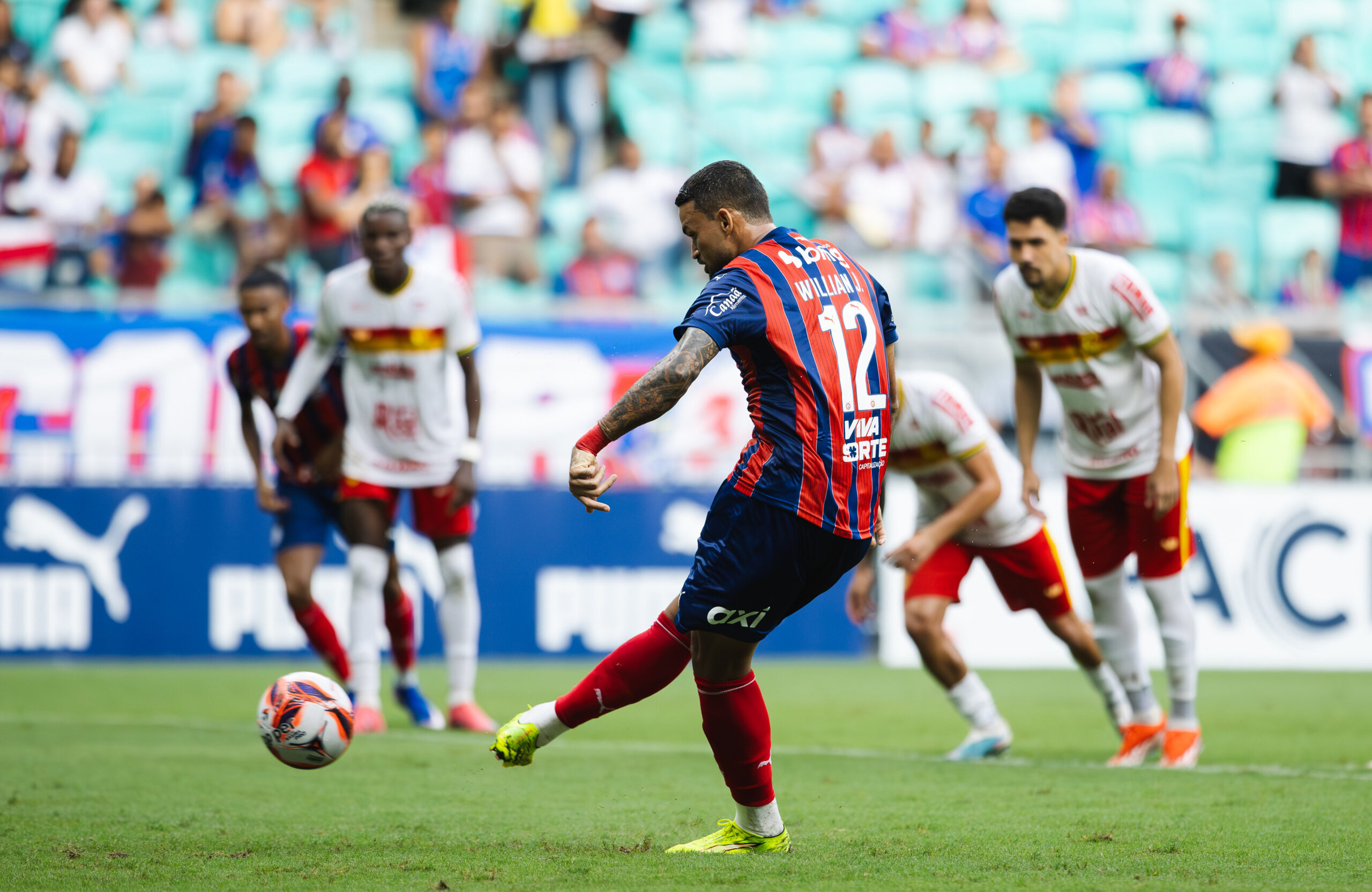 Bahia: Willian José desperdiça seu quarto pênalti com a camisa tricolor e pode perder posto de batedor oficial