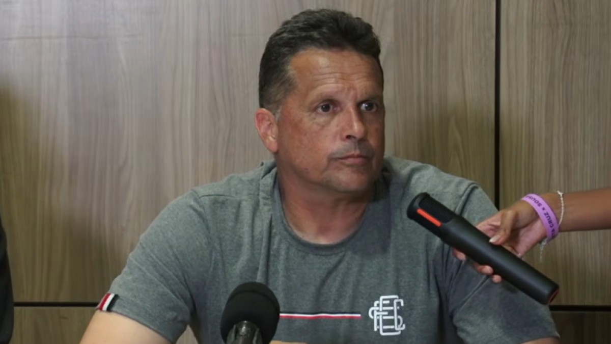 Claudinei Oliveira, técnico do Santa Cruz