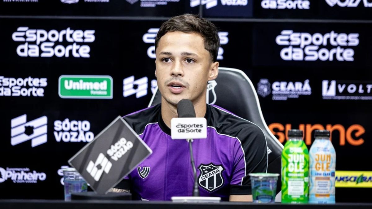 Matheus Araújo durante coletiva de imprensa no Ceará