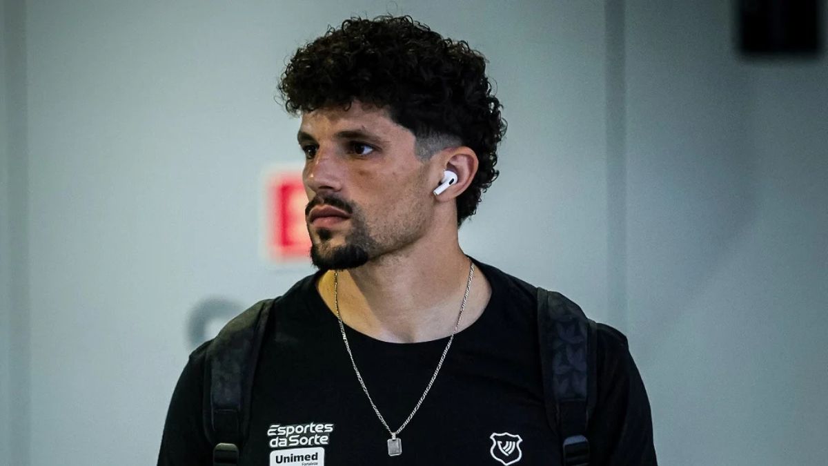 Rafael Ramos durante embarque do Ceará para Maranhão