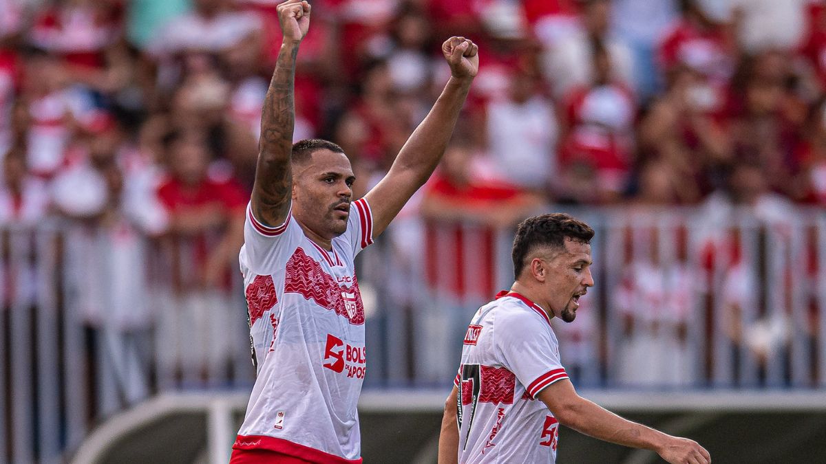 Mikael comemora gol pelo CRB