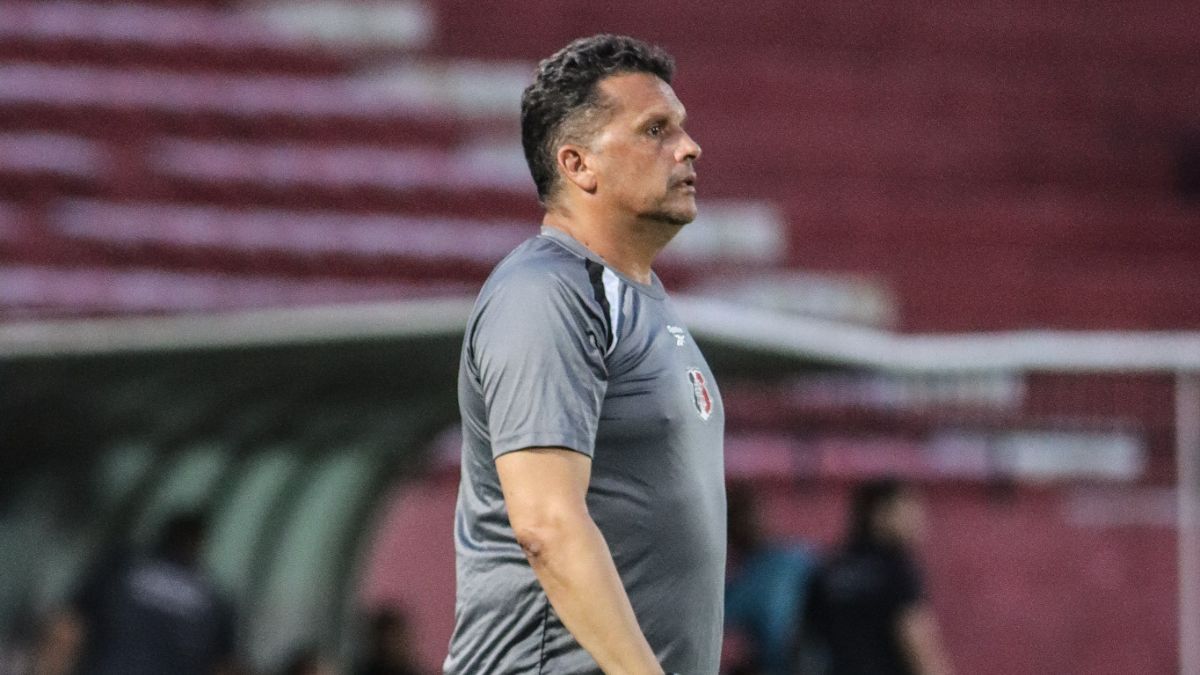 Claudinei fala sobre elenco inchado do Santa Cruz e analisa janela de transferências como positiva