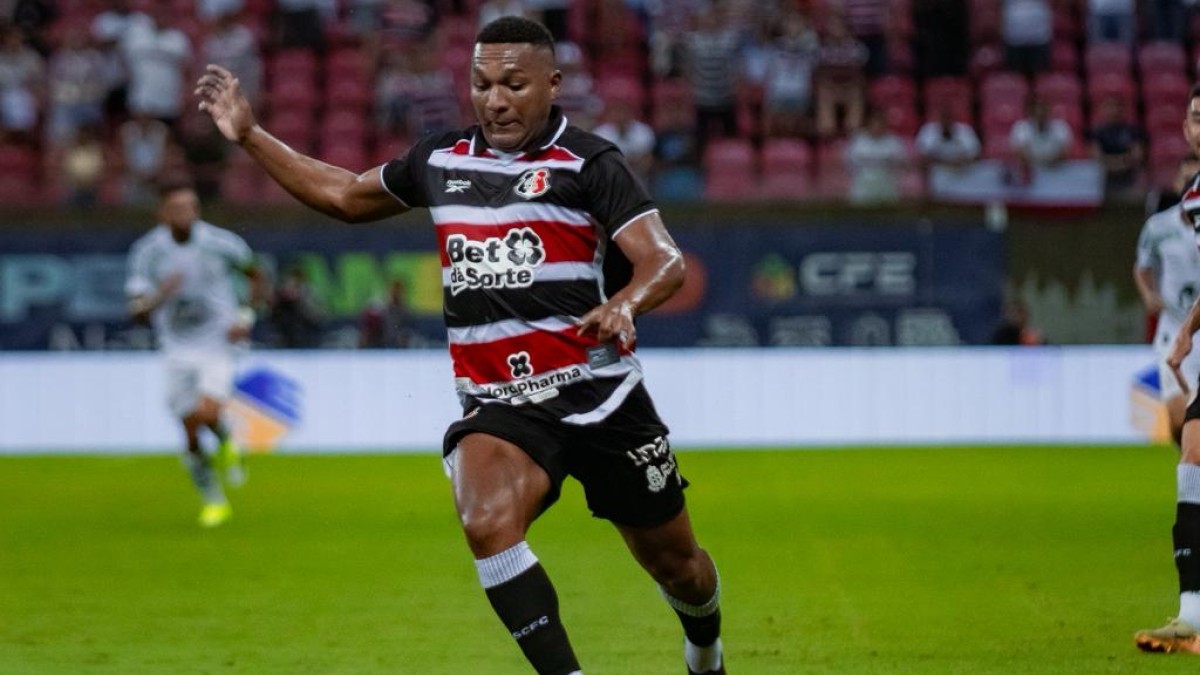 Eron, atacante do Santa Cruz, em jogo contra o Sousa, pela Copa do Brasil