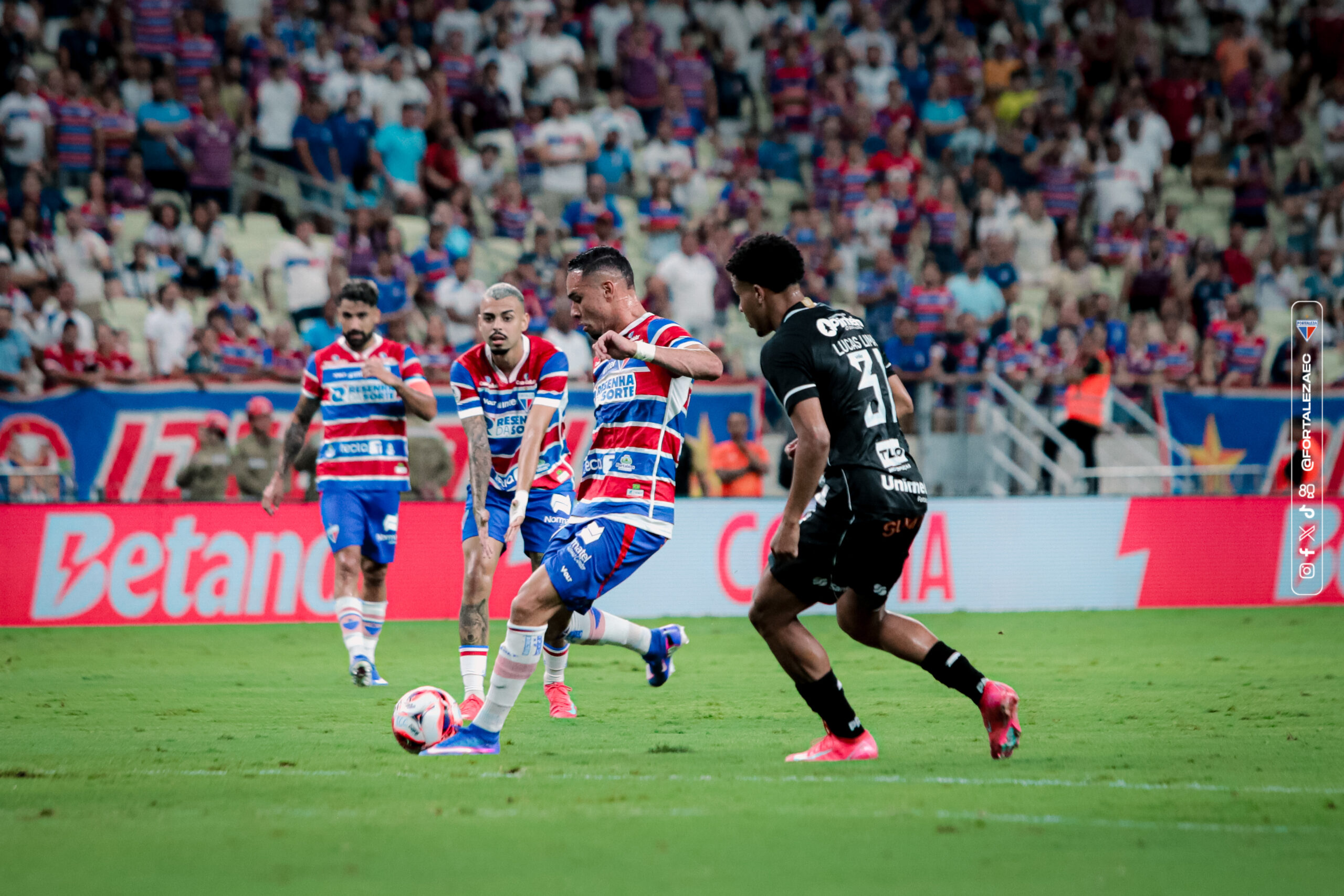 Em jogo de grandes emoções, Fortaleza e Ceará empatam na ida da final do Cearense