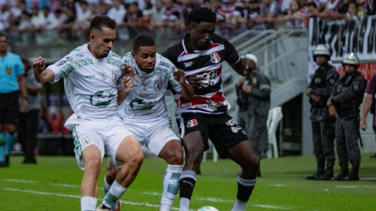 Israel, lateral-direito do Santa Cruz, em jogo contra o Sousa, pela Copa do Brasil