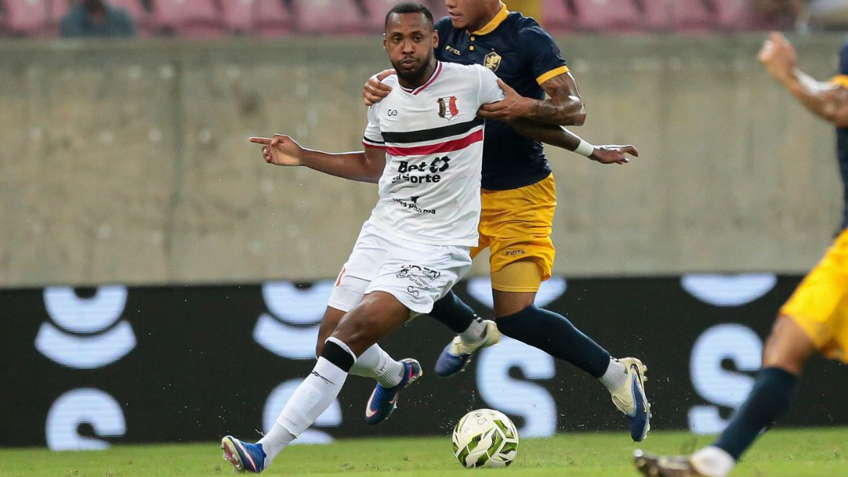 Fora dos planos do Santa Cruz, Pedro Costa fica próximo de ser emprestado ao Volta Redonda