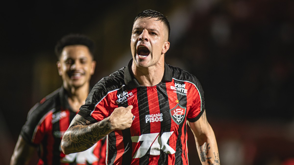 Com um gol em cada tempo, Vitória derrota o Atlético-MG e volta a vencer na Série A