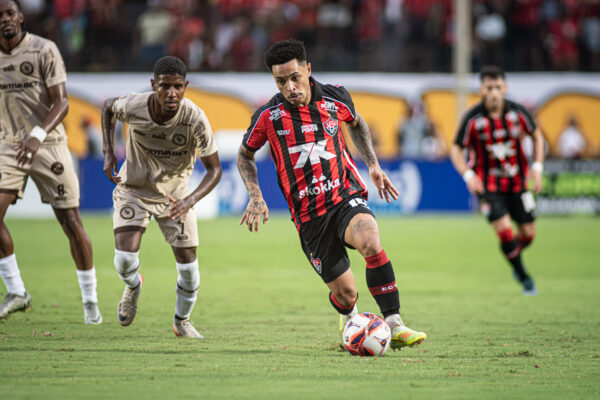 Vitória vence Jacuipense nos pênaltis e confirma Ba-Vi na final do Campeonato Baiano 1 Matheuzinho carrega a bola - Foto: Victor Ferreira/EC Vitória