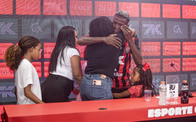 Apresentado no Vitória, Anderson Pato se emociona e relata dificuldades na infância