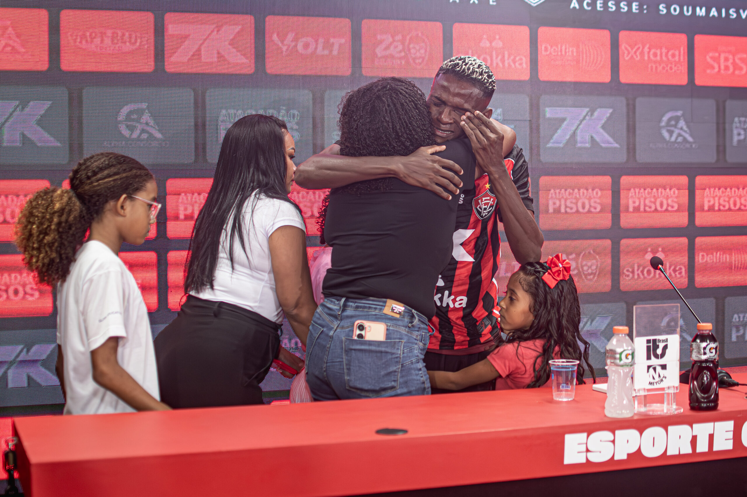 Apresentado no Vitória, Anderson Pato se emociona e relata dificuldades na infância