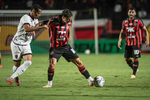 Tarzia tenta passe - Foto: Victor Ferreira/EC Vitória