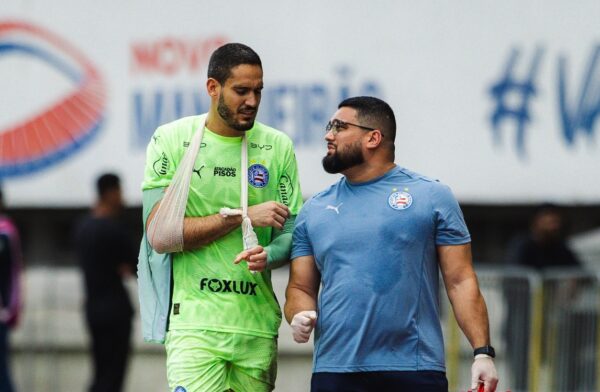Ronaldo com braço imobilizado - Foto: Letícia Martins/EC Bahia