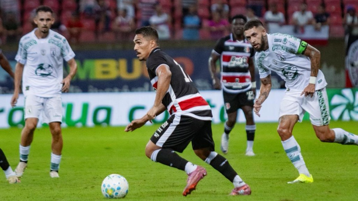 Willian Júnior, meia do Santa Cruz, em jogo contra o Sousa, pela Copa do Brasil