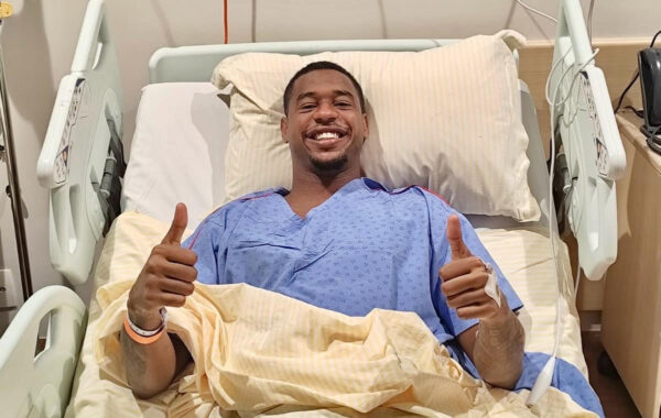 Dudu em maca de hospital - Foto: Divulgação/EC Vitória