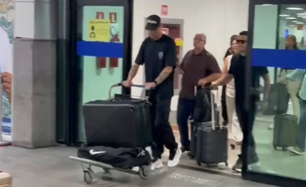 Léo Vieira no aeroporto de Salvador - Foto: Reprodução/Canal do Puco