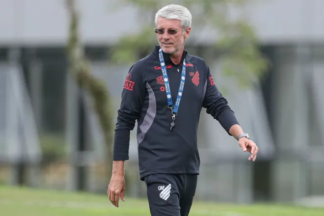 Vitória visita Athletico-PR pelo jogo de ida das oitavas de final da Copa do Brasil; confira as prováveis escalações 2 Odair Hellmann, treinador do Athletico-PR - Foto: Divulgação/Athletico-PR
