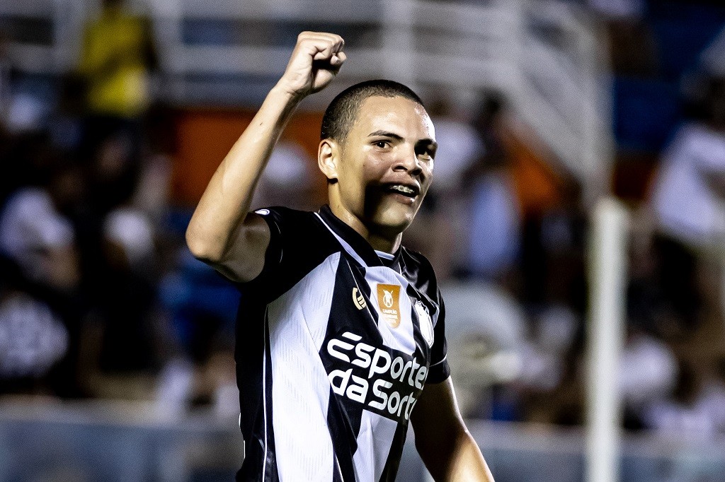 Ceará anuncia extensão de contrato com o meia-atacante Melk