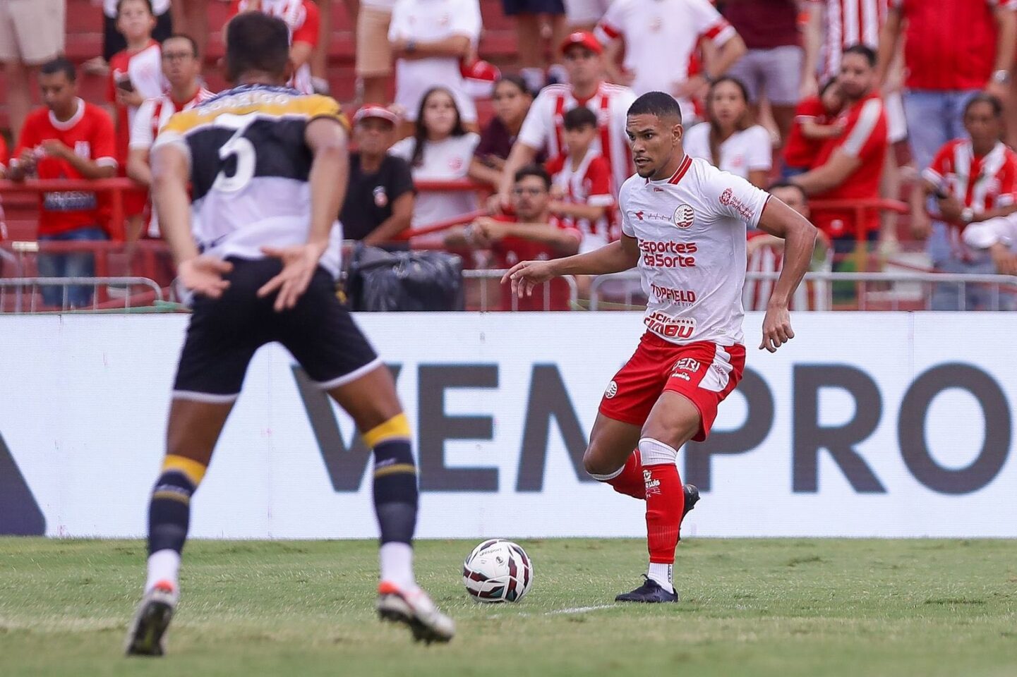 Com um a menos, Náutico perde para o Criciúma na estreia da Série B 1 Náutico x Criciúma - Série B 2026