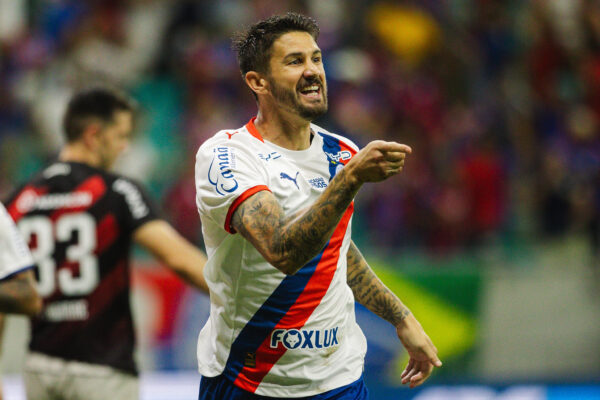 Everaldo faz dois, Bahia vence Athletico-PR na Fonte Nova e segue no G4 da Série A 1 Everaldo comemora seu gol - Foto: Letícia Martins/EC Bahia