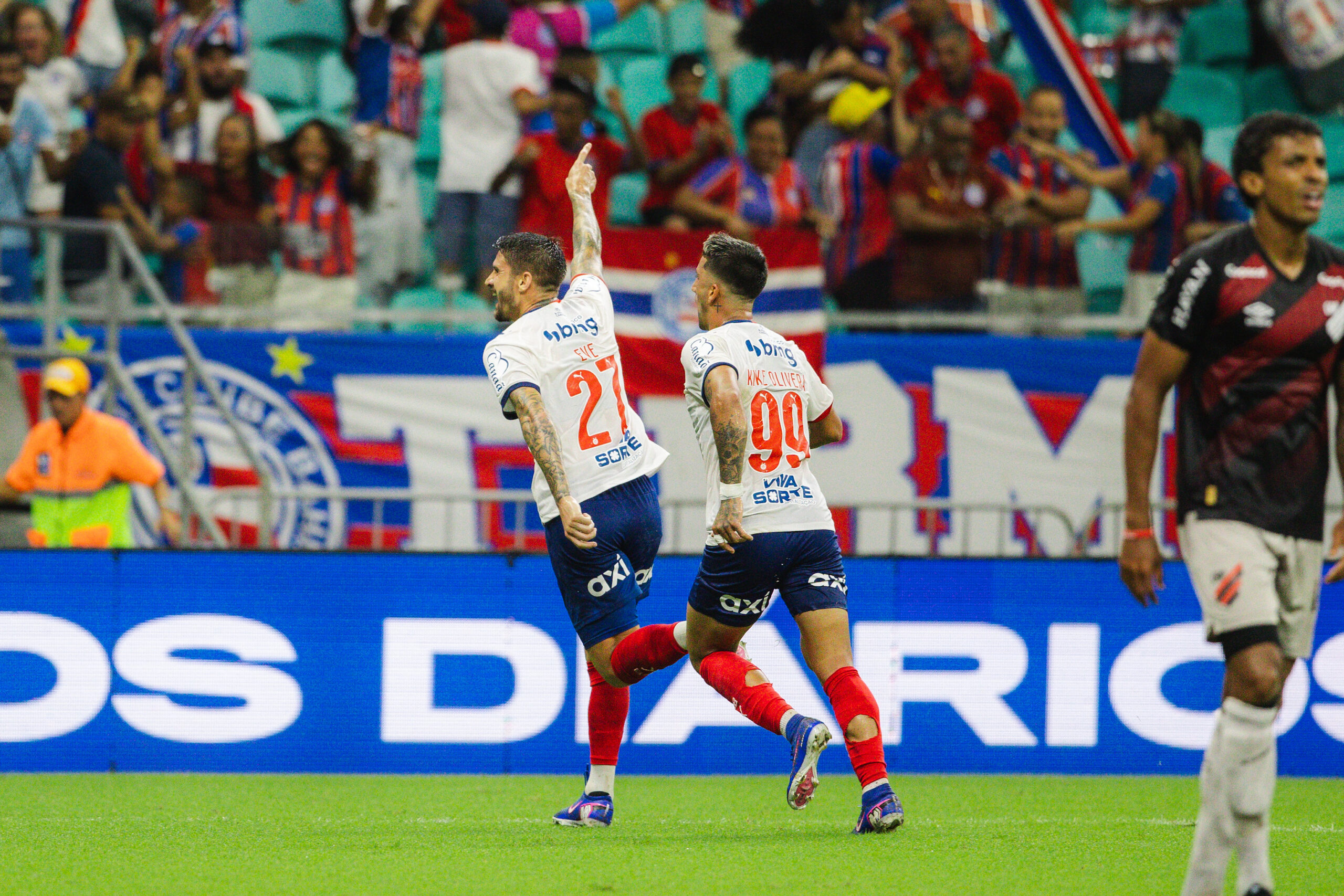 Everaldo reclama de pênalti anulado em Bahia x Athletico-PR: “Ainda tomei amarelo”