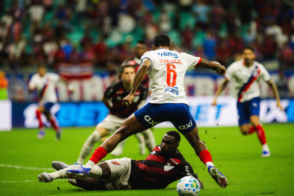 Everaldo faz dois, Bahia vence Athletico-PR na Fonte Nova e segue no G4 da Série A 3 Jean Lucas dribla defensor - Foto: Letícia Martins/EC Bahia