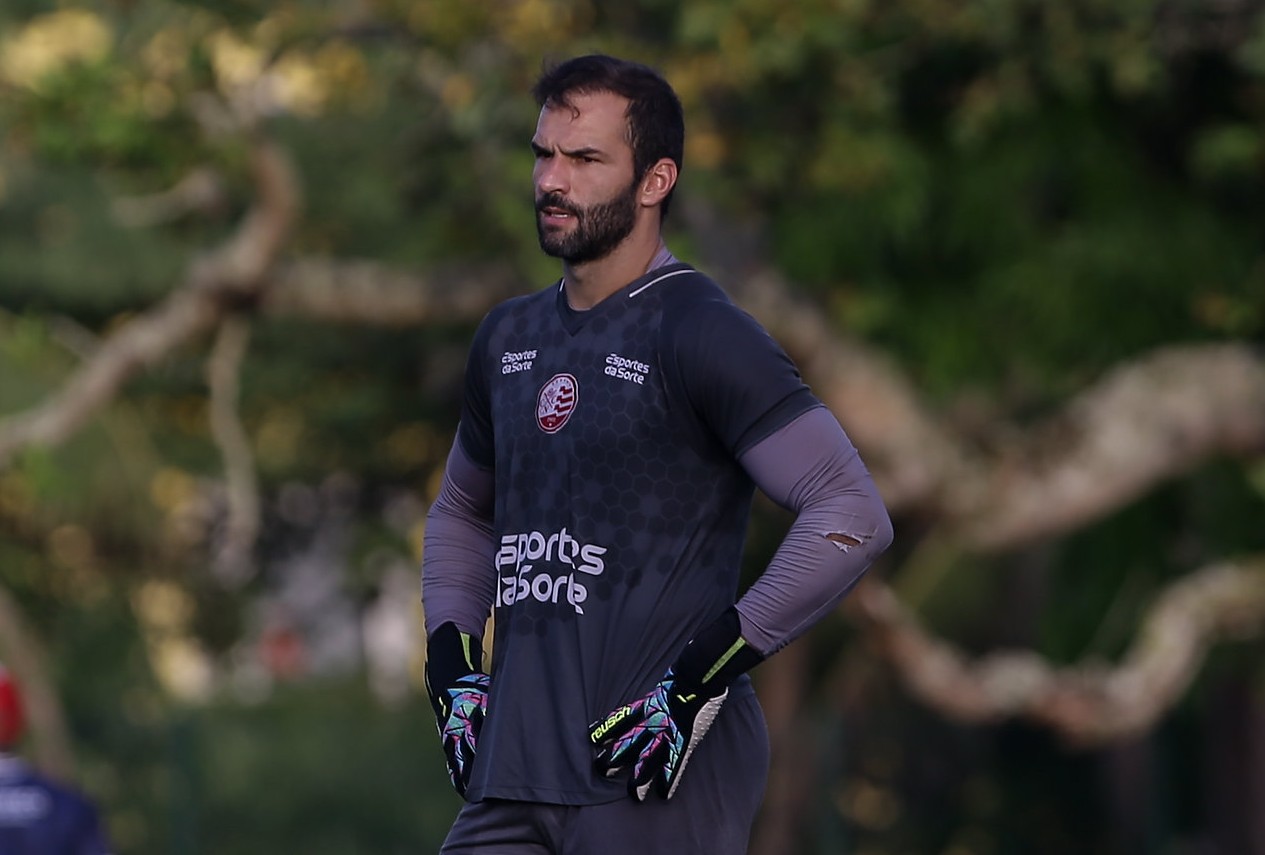 Técnico do Náutico ressalta confiança em Muriel como titular após falha contra o Ceará