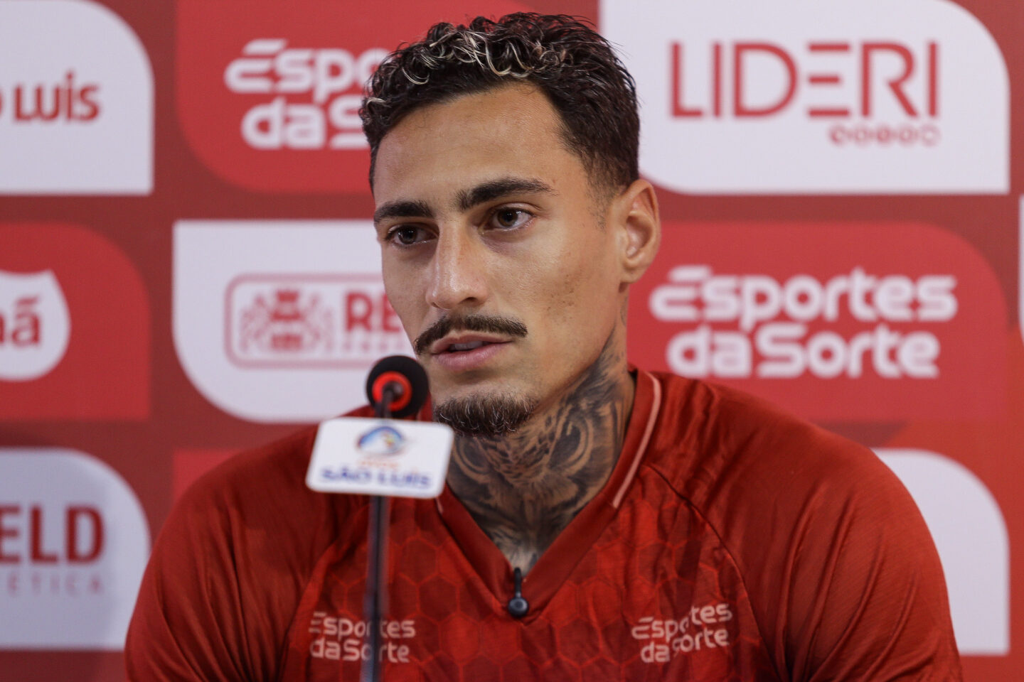 Derek - Centroavante - Náutico