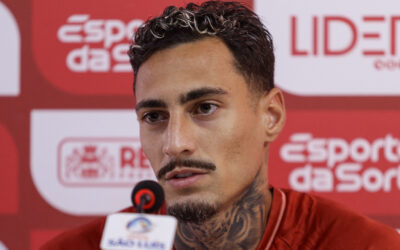 Apresentado no Náutico, Derek destaca características e fala sobre disputa pela titularidade com Paulo Sérgio