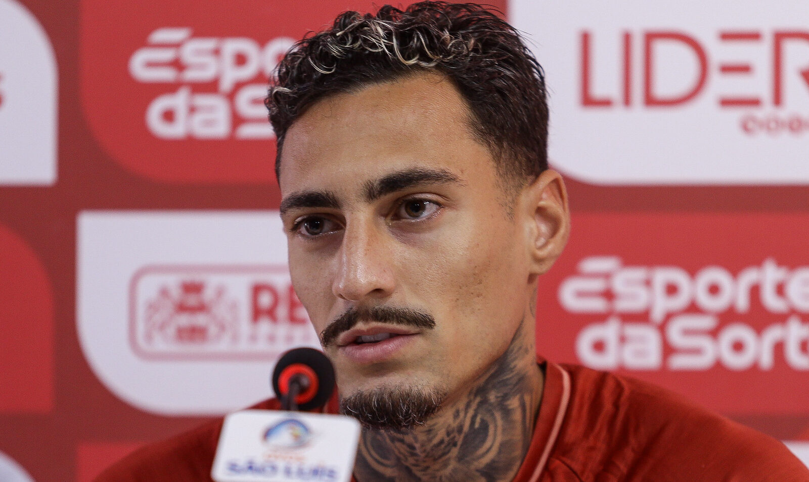 Apresentado no Náutico, Derek destaca características e fala sobre disputa pela titularidade com Paulo Sérgio