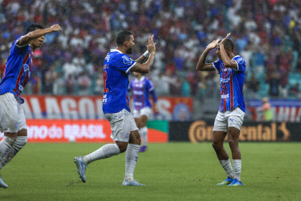 Willian José comemora seu gol - Foto: Jean Lucas carrega bola - Foto: Rafael Rodrigues/EC Bahia