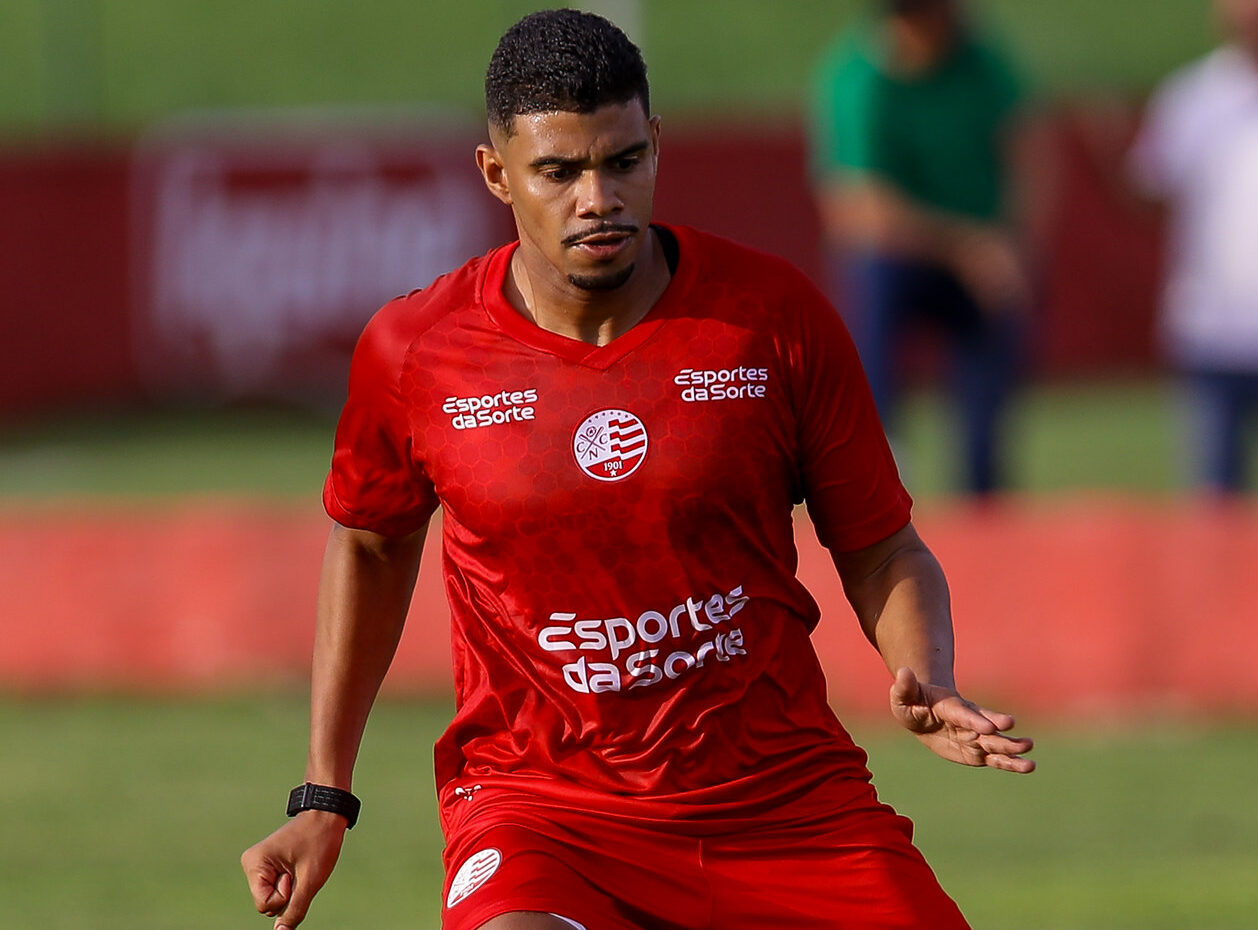 Técnico do Náutico confirma suspensão de Luiz Felipe, que está fora do próximo jogo, após briga com jovem da base 1 Luiz Felipe - Volante - Náutico