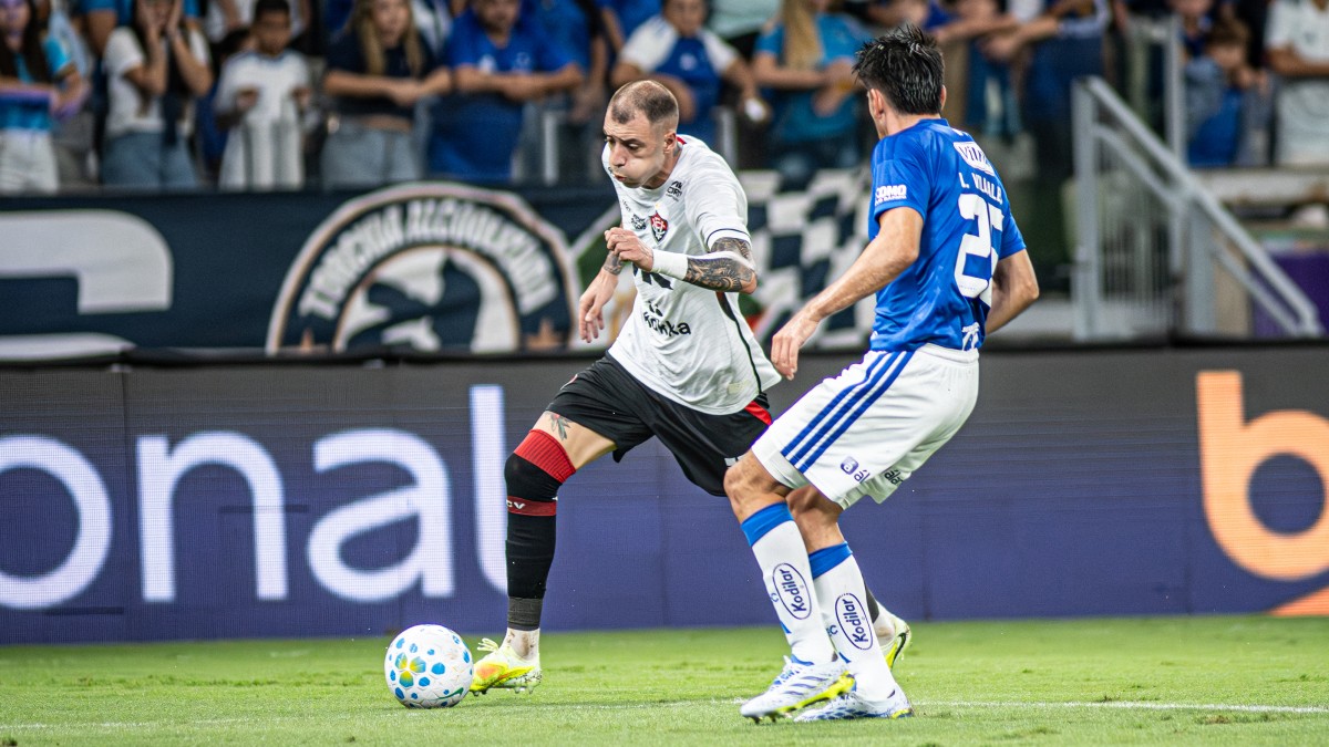 Vitória joga mal, sofre três gols em seis minutos e perde para o Cruzeiro pela Série A