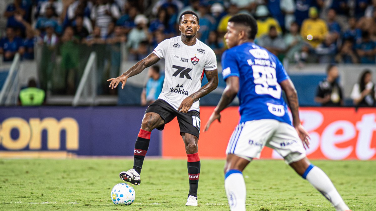 Vitória joga mal, sofre três gols em seis minutos e perde para o Cruzeiro pela Série A 3 Cacá, zagueiro do Vitória