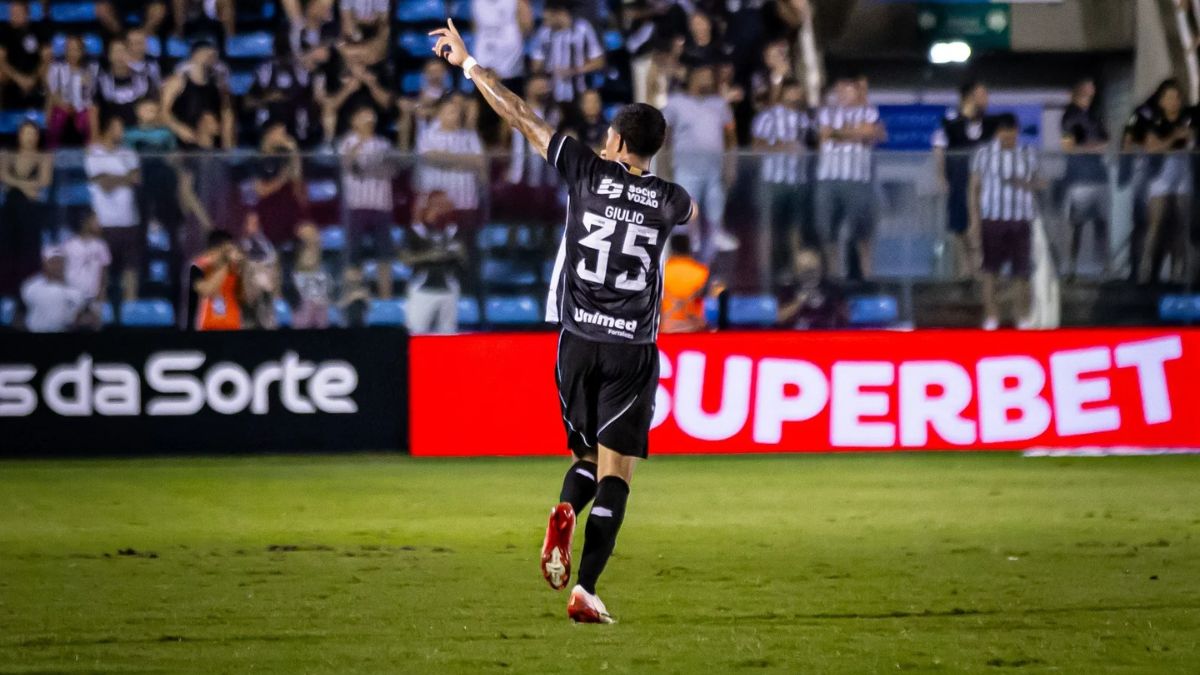 Promessas da base, Giulio e Melk marcam primeiro gol como profissional em goleada do Ceará