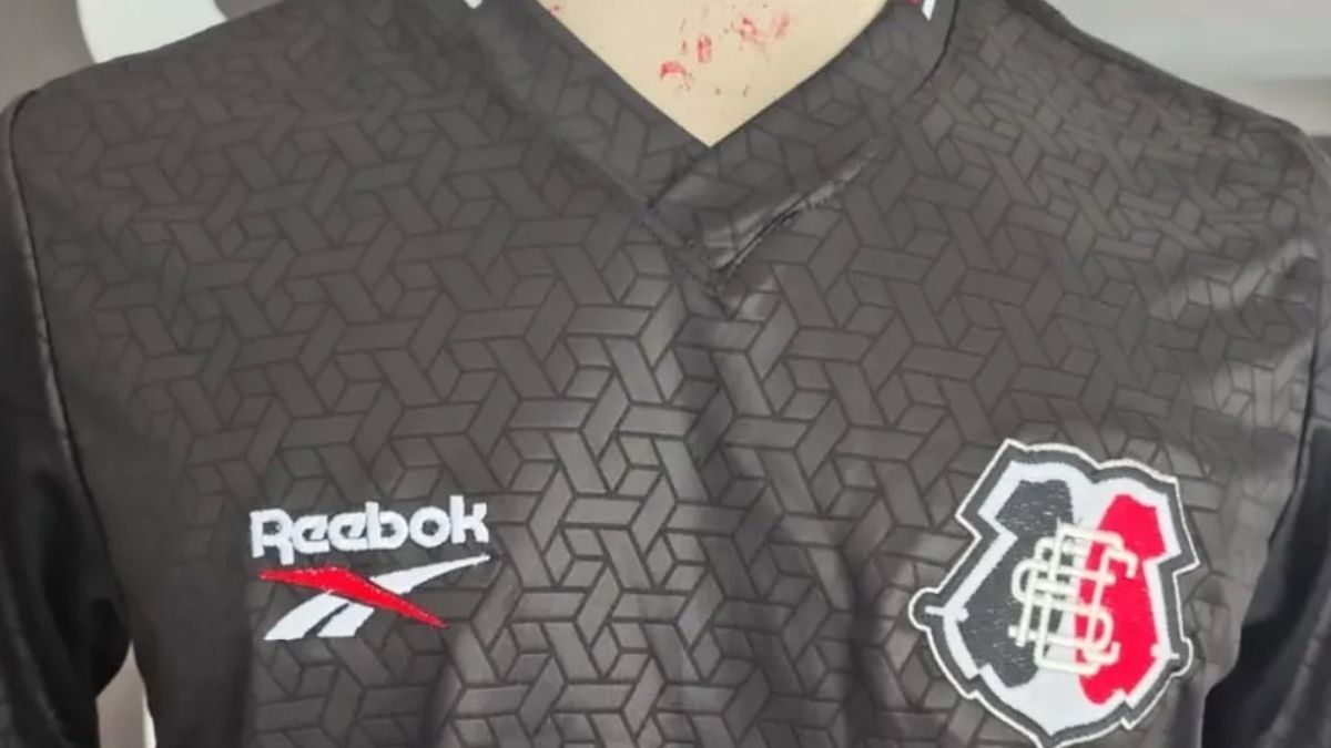 Camisa falsificada do Santa Cruz exposta em quiosque no Arruda