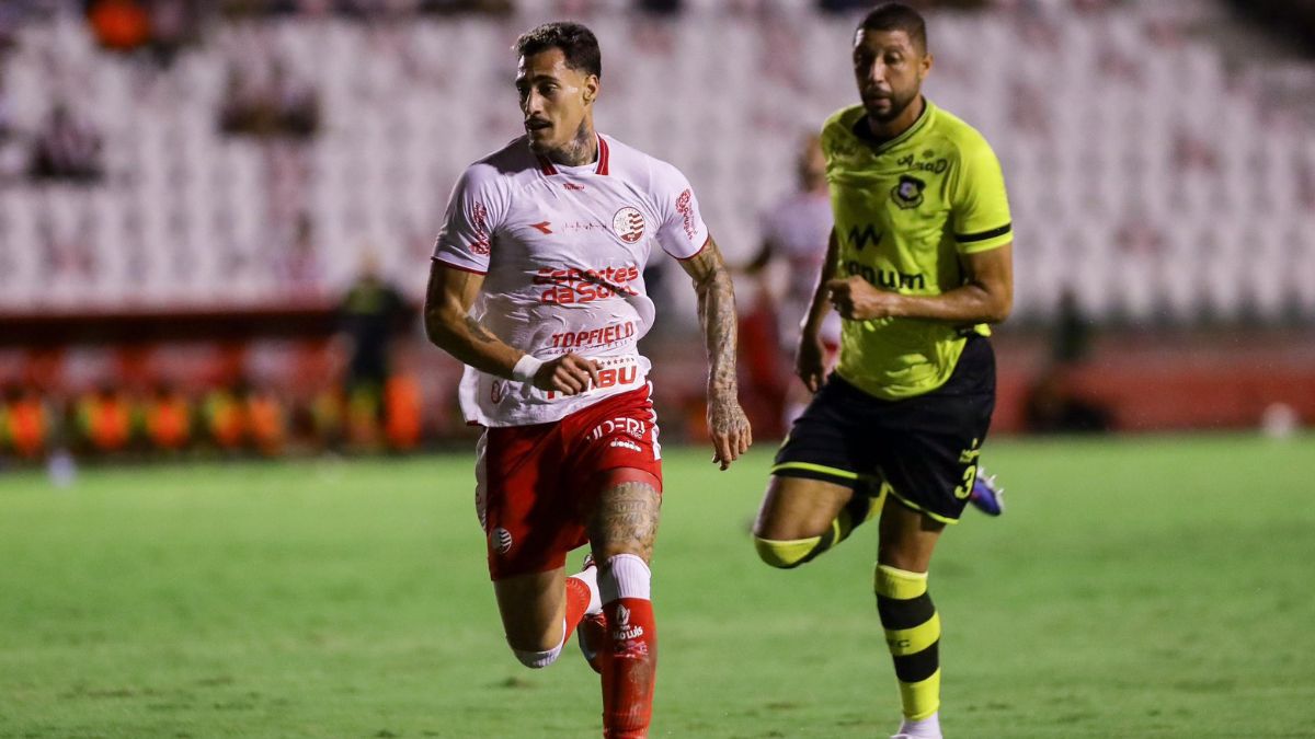 Náutico x São Bernardo, nos Aflitos, pela Série B - Na foto, Derek