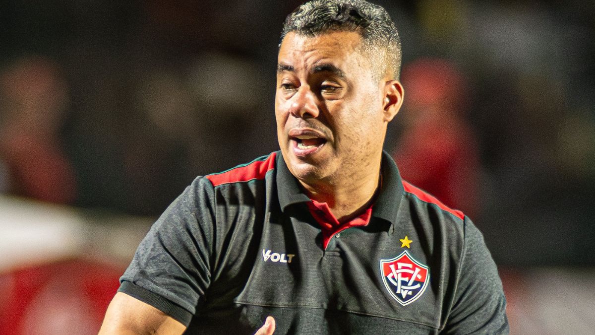 Jair Ventura lamenta erros de arbitragem em derrota do Vitória para o Flamengo: “Pelo menos ir no VAR, né?”