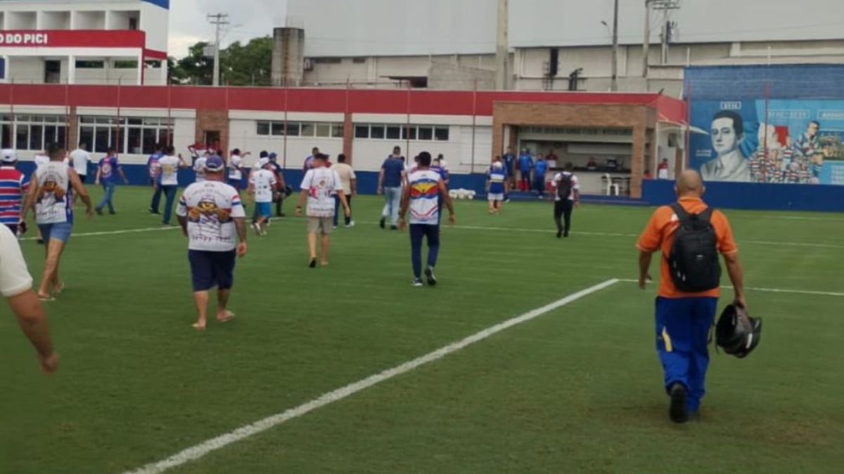 Torcida do Fortaleza entra no Pici para protestar contra o momento do clube e em apoio a Brítez 1 Torcida do Fortaleza no Pici em protesto
