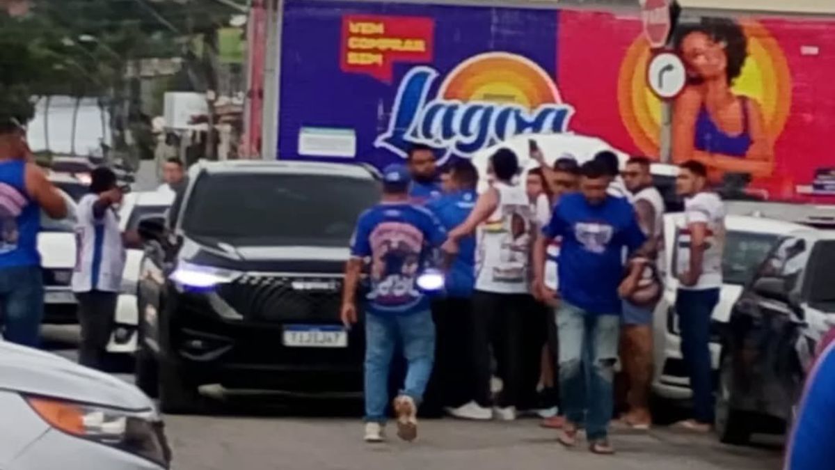 Torcida do Fortaleza entra no Pici para protestar contra o momento do clube e em apoio a Brítez 2 Torcida do Fortaleza no Pici em protesto
