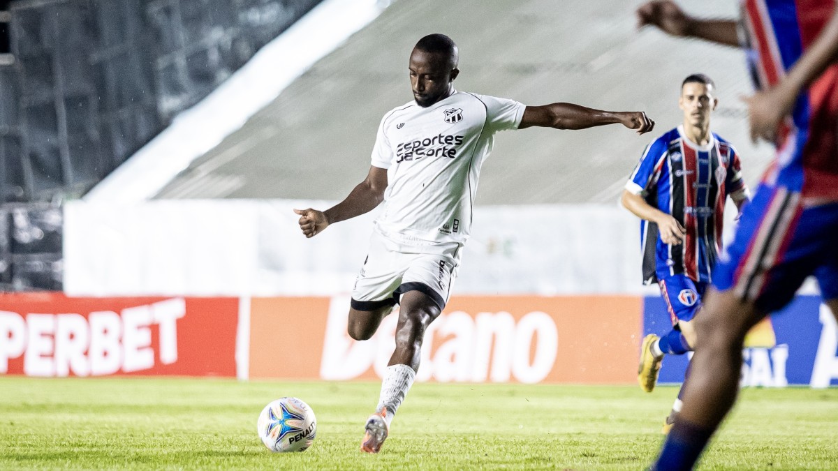 Dieguinho, volante do Ceará em jogo contra o Maranhão, pela Copa do Nordeste