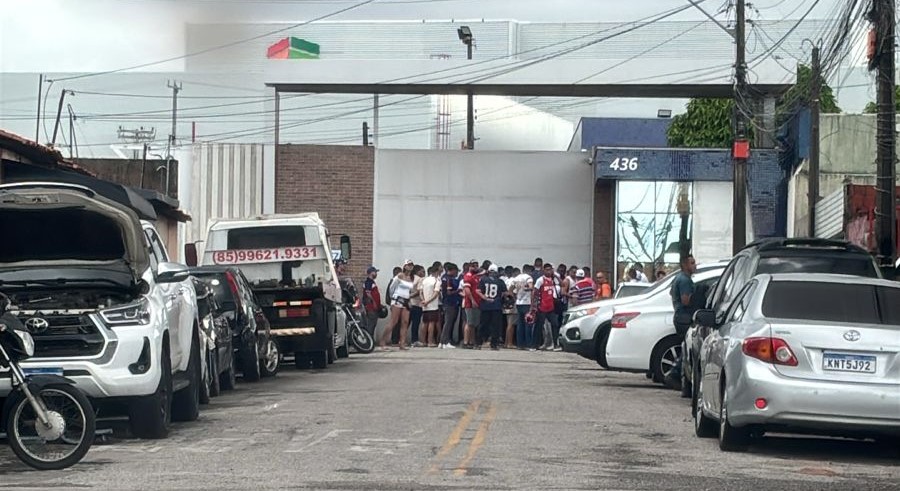 Torcida do Fortaleza entra no Pici para protestar contra o momento do clube e em apoio a Brítez 3 Torcida do Fortaleza protesta no Pici
