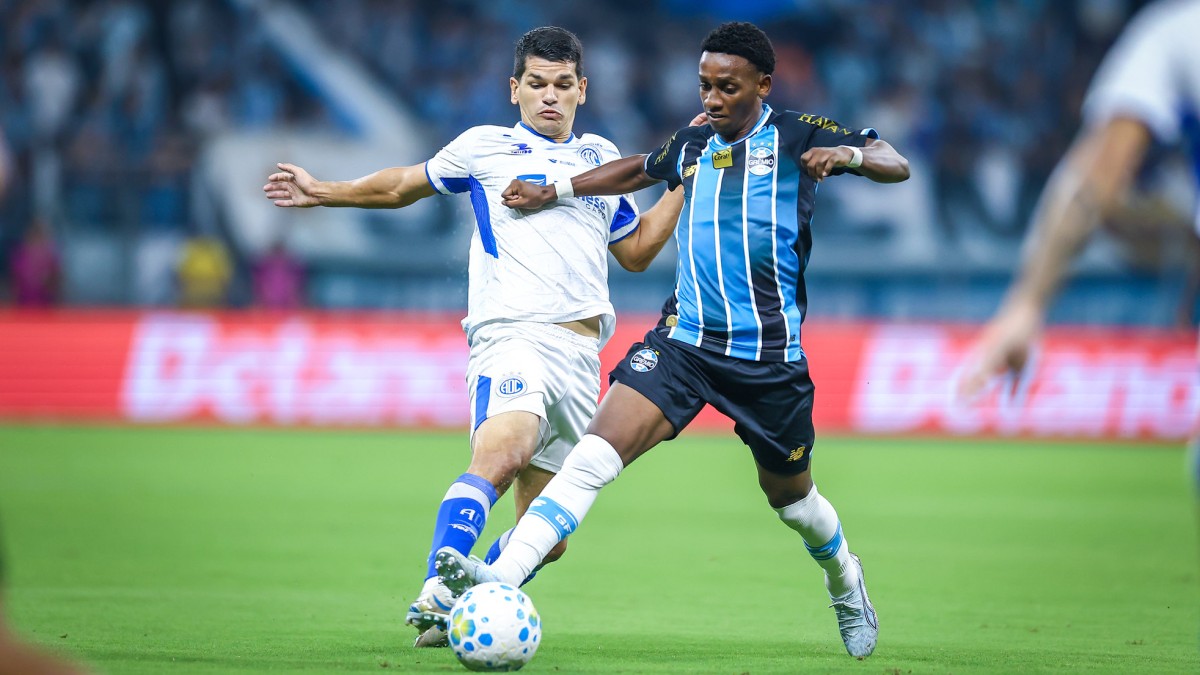 Com um a menos desde o 1º tempo, Confiança perde para o Grêmio e se complica na Copa do Brasil