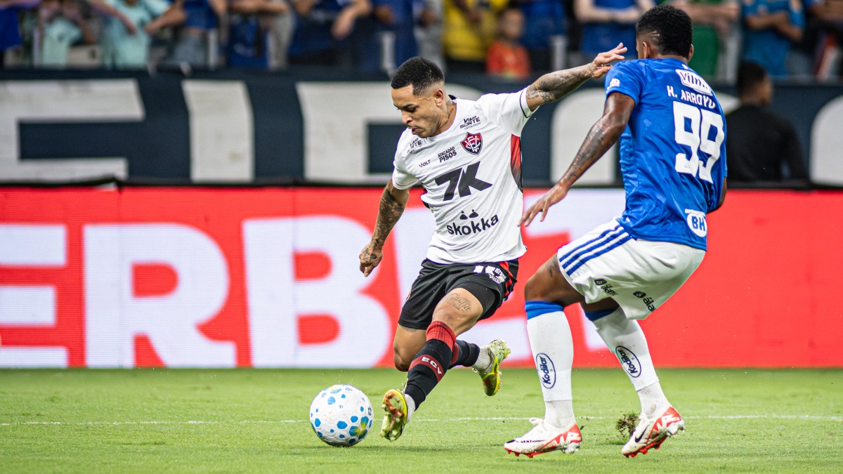 Vitória joga mal, sofre três gols em seis minutos e perde para o Cruzeiro pela Série A 1 Matheuzinho, meia do Vitória