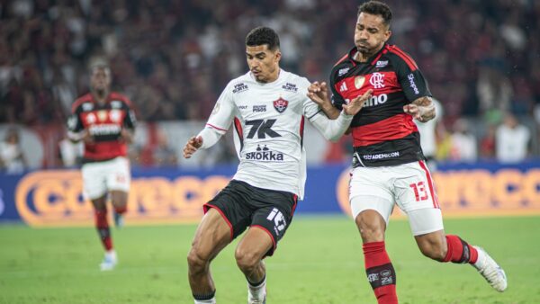 Vitória anuncia ingressos esgotados para duelo decisivo contra o Flamengo pela Copa do Brasil 1 Renê, atacante do Vitória em jogo contra o Flamengo, pela Copa do Brasil