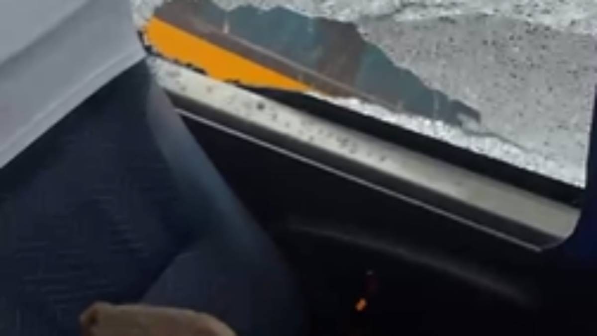 Ataque ao ônibus do Sampaio Corrêa marca pré-jogo contra o Moto Club na Série D; veja as imagens